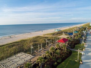 Playa en los alrededores, camastros y toallas de playa