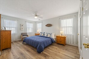 3 bedrooms, desk, iron/ironing board, free WiFi - Ocean View Condo,  Steps to Beach & Boardwalk, 3BR/2BA! ★★★★★   (Carolina Beach)