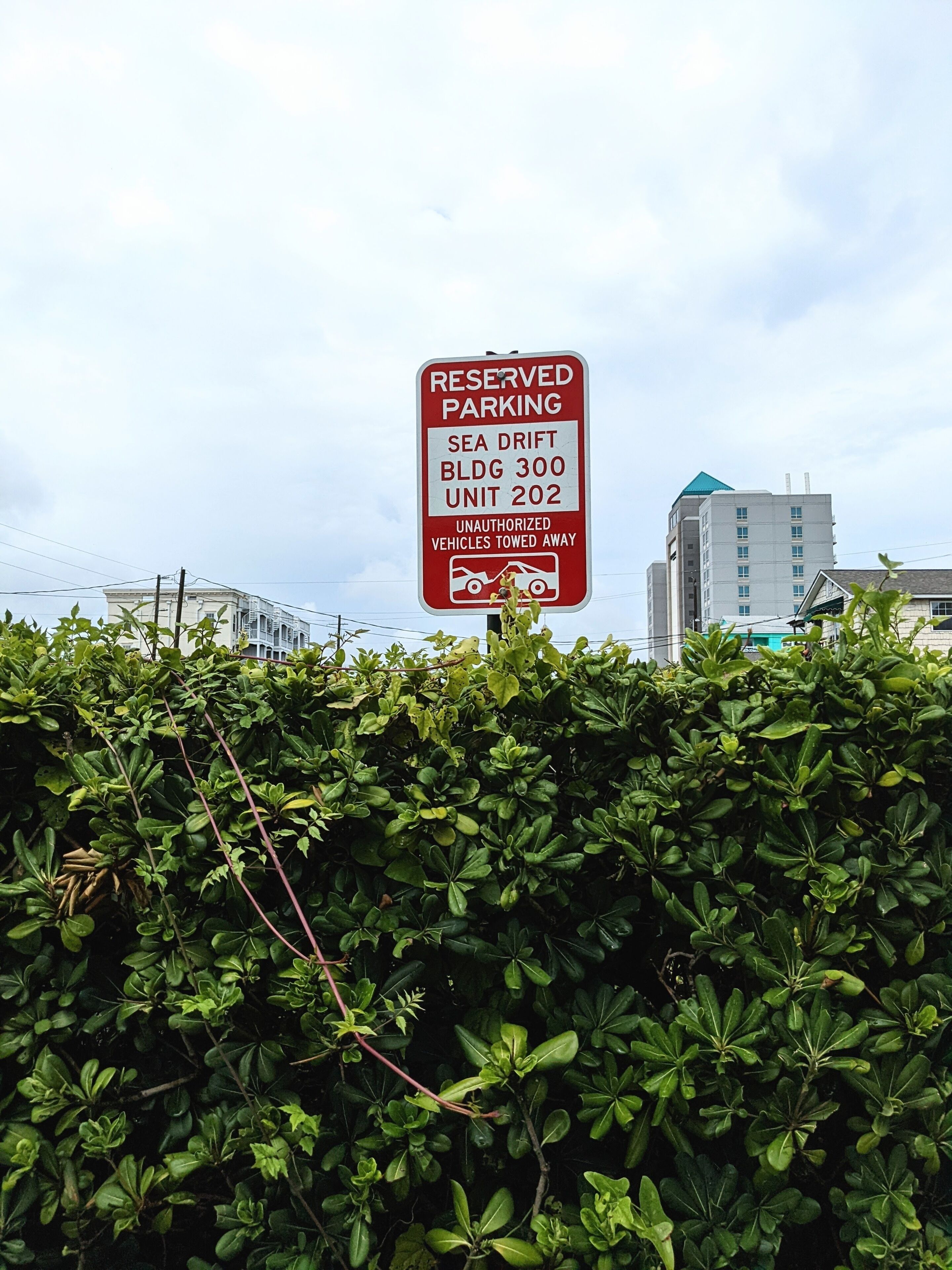 Un panneau indiquant une place de stationnement réservée à un service ou à une unité spécifique.