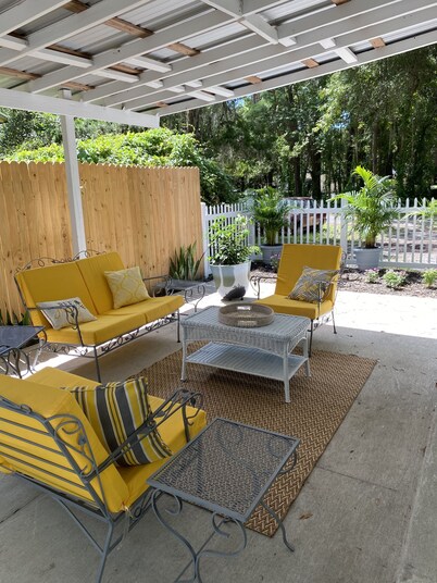 Remodeled Vintage Private Home. <5 min to UF and Downtown