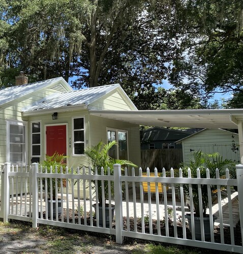 Remodeled Vintage Private Home. <5 min to UF and Downtown