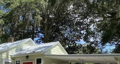 Remodeled Vintage Private Home. <5 min to UF and Downtown