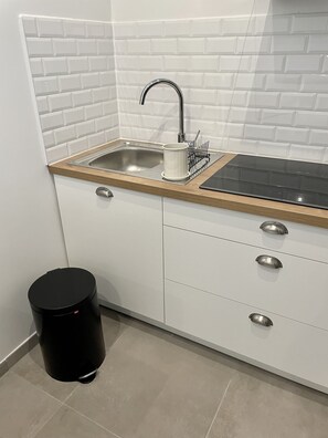 Een koelkast, een microgolfoven, een oven, een kookplaat