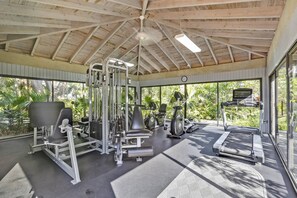 Fitness facility - Beachfront 2BDR Condo, Pool & Hot Tub w/ Ocean Views | Papaya Place by AvantStay (Key West)