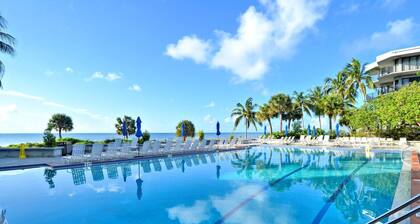 Beachfront 2BDR Condo, Pool & Hot Tub w/ Ocean Views | Papaya Place by AvantStay