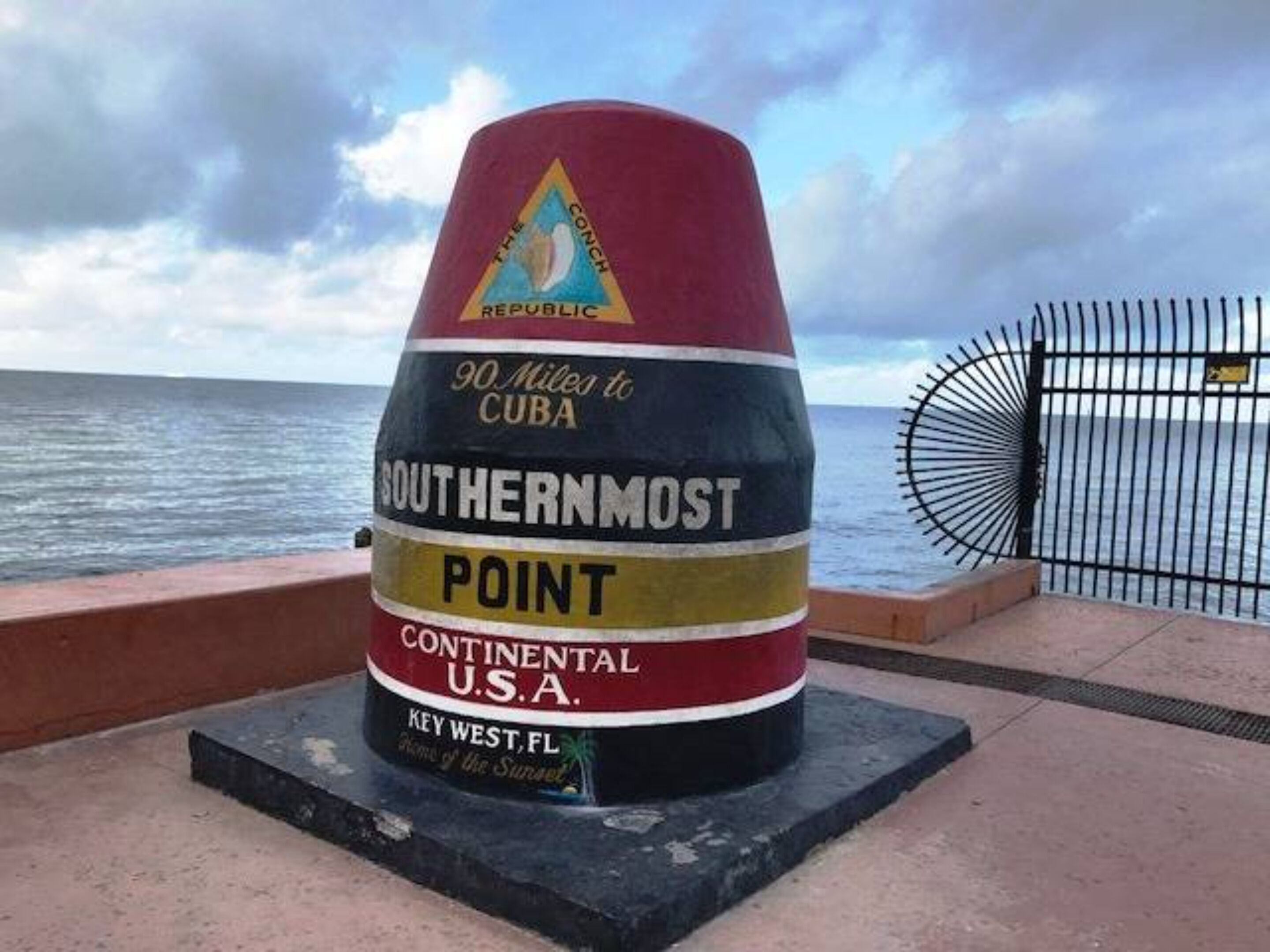 En skulptur föreställande ett snäckskal med en inskription som anger att det är den sydligaste punkten i det amerikanska fastlandet, belägen i Key West, Florida, och som även nämner att det är 145 kilometer (90 miles) till Kuba.
