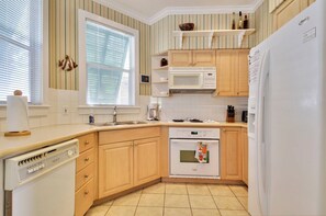 Fridge, oven, stovetop, dishwasher - Tropical Dreaming by AvantStay | 4 BLKS to Beach! Private Pool! (Key West)