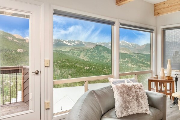 Télévision, cheminée, table de tennis de table