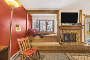 TV, lettore DVD, libri, biblioteca musicale