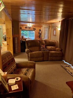 Lobby - Cozy cabin in the heart of the Adirondacks (Old Forge)