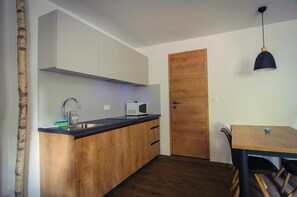 Réfrigérateur, four à micro-ondes, surface de cuisson