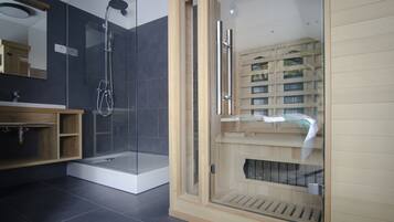 Een douche, een haardroger, handdoeken, zeep