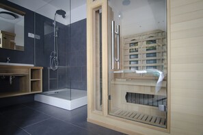 Shower, hair dryer, towels, soap - Apartments Olimje - GOBI - Superior Apartment with a private sauna (Šmarje pri Jelšah)