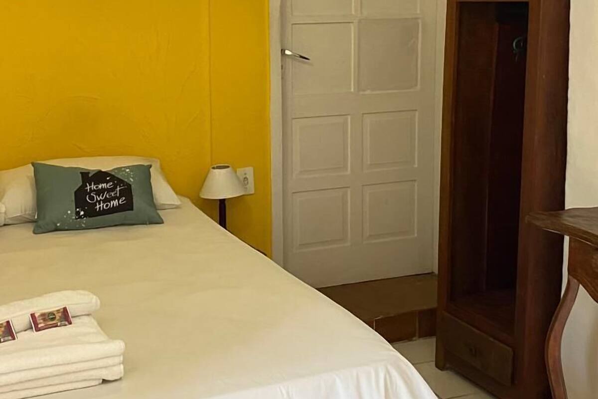 Habitación triple familiar, vista a la alberca | Minibar, decoración personalizada y ropa de cama