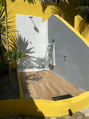 7 utendørsbassenger, bassengtelt (inkludert) og solsenger