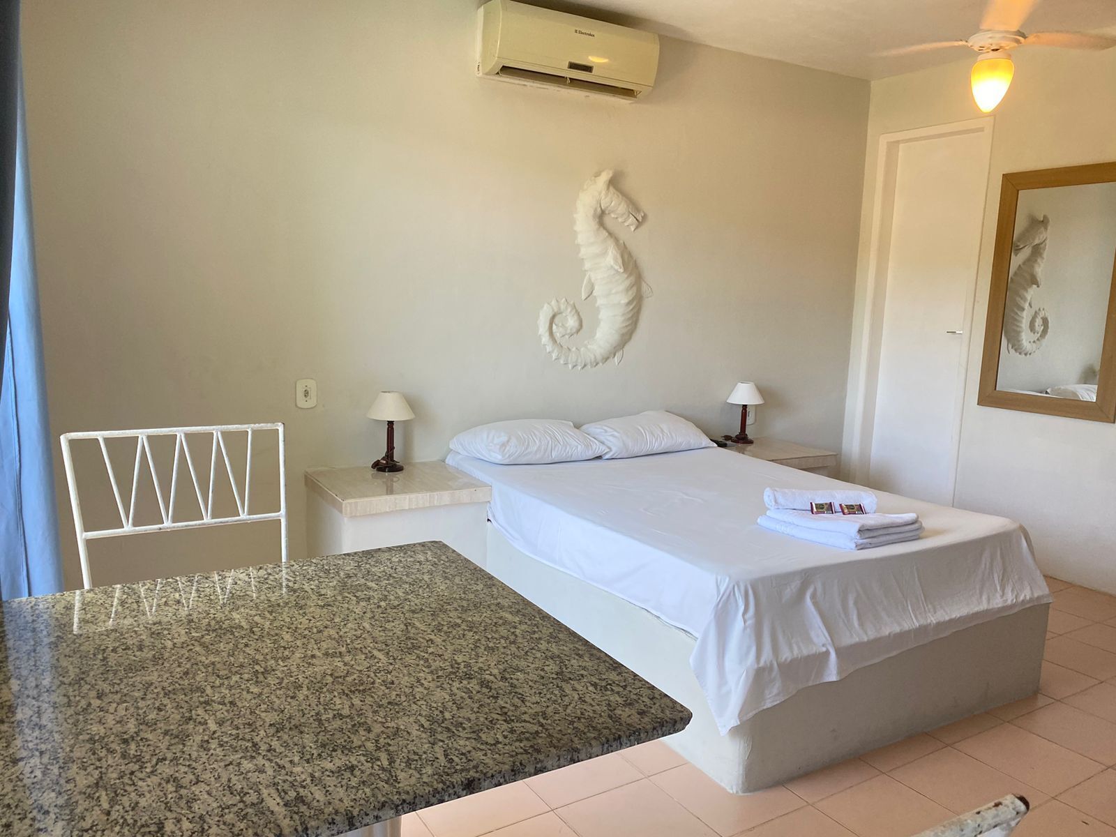 Familien-Vierbettzimmer | Minibar, individuell dekoriert, Bettwäsche