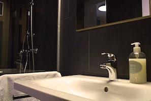 Ducha, secador de pelo, toallas, jabón