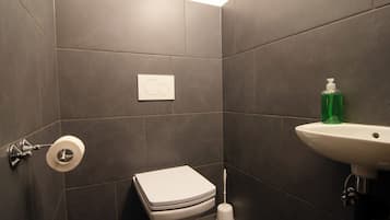 Douche, sèche-cheveux, serviettes fournies, savon