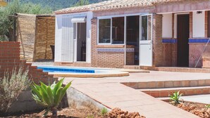 A small building with a pool, surrounded by a garden with plants and a mountain in the background. - Cubo's Finca Sanchez Aranda / Private swimming pool / free wifi (Alhaurín el Grande)