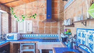 JÀÀkaappi, mikroaaltouuni, kahvin-/teenkeitin, vedenkeitin