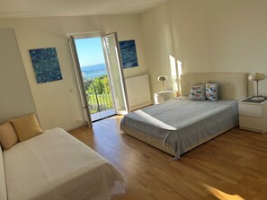 3 bedrooms, iron/ironing board, WiFi, bed sheets - Spacious family home with pool and spectacular view of Lake Garda. (Lombardia)