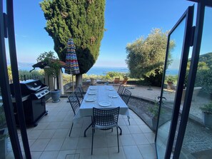 Outdoor dining - Spacious family home with pool and spectacular view of Lake Garda. (Lombardia)