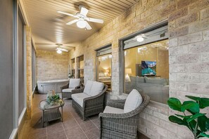 Interior - Quiet 3/2 Hideaway w/Pool Access (Laguna Vista)