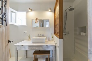 Shower, hair dryer, bidet, towels - Sa Tanca, in the middle of nature and 5 minutes from the beach of Cala Saona  (San Francisco Javier)