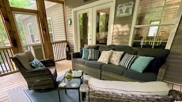 スマートテレビ、DVD プレーヤー、卓球台、書庫