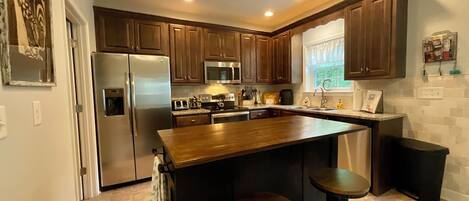 Refrigerador, microondas, horno y parrilla de estufa