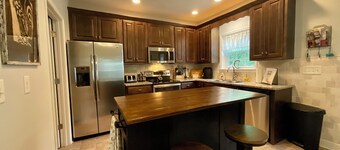 Dog friendly Lake front cottage, Hot tub, fire pit, fenced yard, family friendly