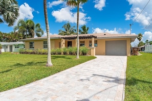 Exterior - Sailboat Access minutes to River & Saltwater Pool -Villa Otterly Amazing- Roelens Vacations (Cape Coral)