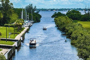 3 bedrooms, iron/ironing board, travel cot, WiFi - Sailboat Access minutes to River & Saltwater Pool -Villa Otterly Amazing- Roelens Vacations (Cape Coral)