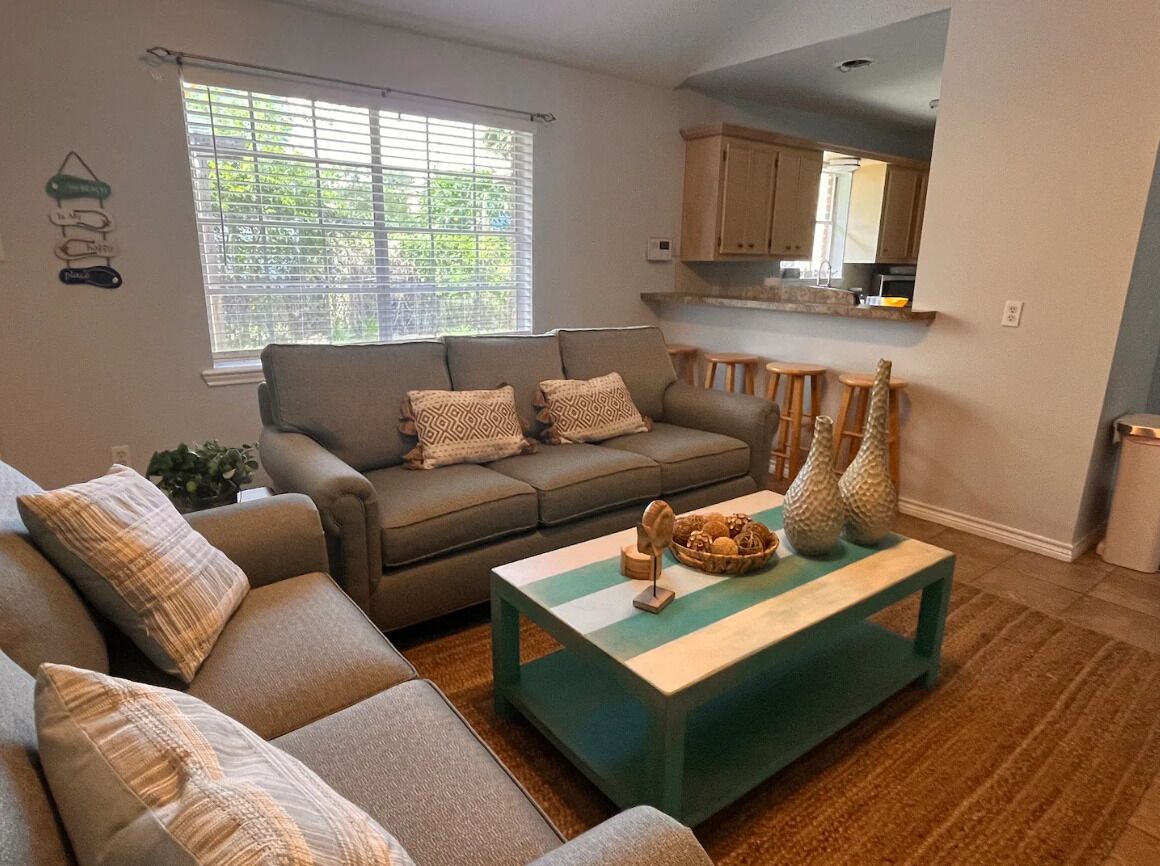 Smart TV, libros y monitor de computadora 