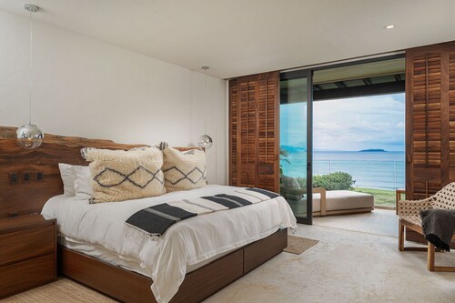 Unlimited Pacific and Bay Views from a Gorgeous Luxury Condo