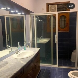 Deluxe Double Room | Bathroom | Bathtub, free toiletries, slippers, towels - The Exclusive House (Peshawar)