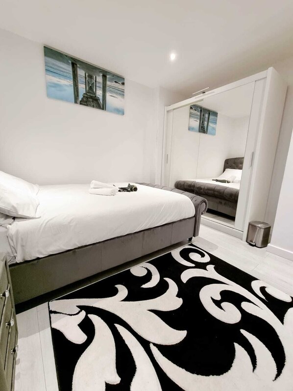 2 habitaciones, tabla de planchar con plancha, wifi y ropa de cama 