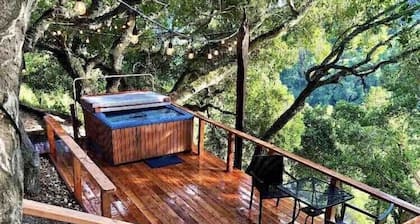 New! Soak in a Hot Tub at this Romantic Tree House Surrounded by Trees