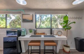 Refrigerador, microondas, parrilla de estufa y cafetera y tetera 
