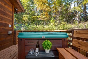 Outdoor spa tub - Spring Retreat (Sevierville)