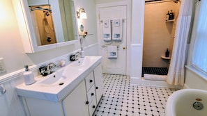 Baignoire, sĂšche-cheveux, bidet, serviettes fournies