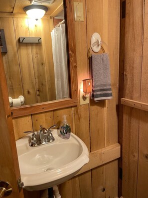 Douche, sèche-cheveux, serviettes fournies, savon