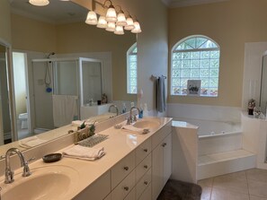 Combined shower/tub, jetted tub, hair dryer, towels
