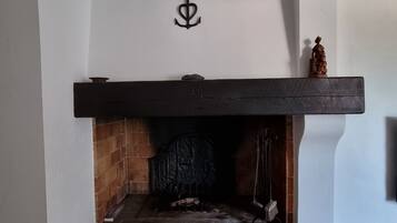 Televisie en een open haard