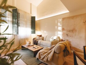 TV - Pons i Martí - Holiday Apartment Rental Girona | Bravissimo (Girona)