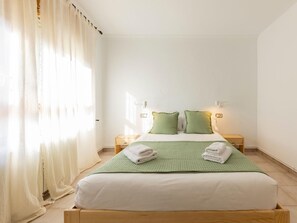4 bedrooms, desk, iron/ironing board, Internet