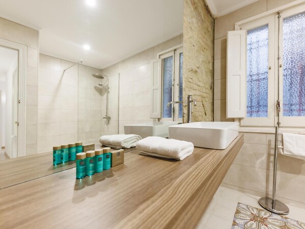 Douche, sèche-cheveux, serviettes fournies
