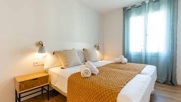 2 bedrooms, iron/ironing board, internet, bed sheets