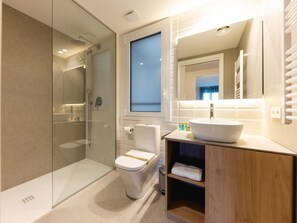 Shower, hair dryer, towels - Gerió - Holiday Apartment Rental in Girona | Bravissimo (Girona)