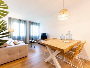 Living area - Gerió - Holiday Apartment Rental in Girona | Bravissimo (Girona)